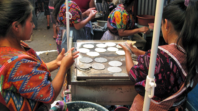 Mujeres haciendo tortilas con <a href='#' class='glossary-tip' title="Maíz molido.">masa</a> de maíz negro en el mercado.&nbsp;<span class='italic'>Crédito de imagen:&nbsp;Isabel Hawkins</span>
