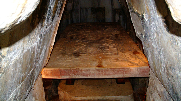 La cripta dentro del Templo de Inscripciones alberga el sarcófago de la tumba de Pakal. La lápida grabada describe el renacimiento de Pakal como el dios del maíz y el Sol de oriente.&nbsp;<span class='italic'>Crédito de imagen:&nbsp;Igor Ruderman/UC Regents</span>