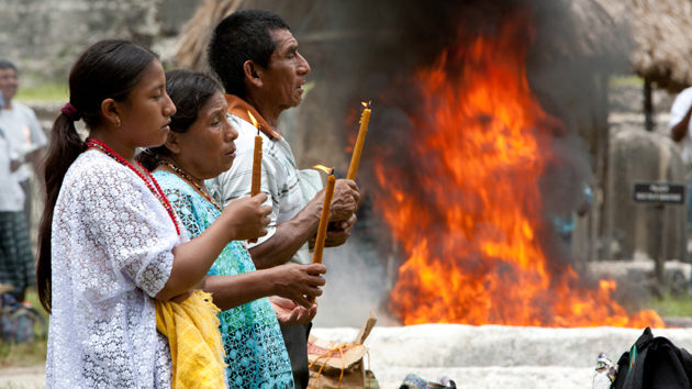 Familias mayas participan en una ceremonia para el <a href='#' class='glossary-tip' title="El solsticio de invierno es cuando ocurre la noche más larga y el día más corto del año, el 21 de diciembre en el hemisferio norte.">solsticio</a> de invierno en Tik’al.&nbsp;<span class='italic'>Crédito de imagen:&nbsp;Istock: Micky Wiswedel</span>