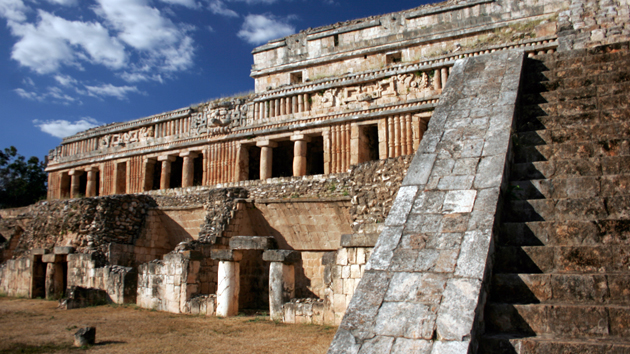 El Palacio en el yacimiento arqueológico de Sayil en la región <a href='#' class='glossary-tip' title="Significa “montaña” en maya yucateco; una región al noroeste de la península de Yucatán. Un estilo arquitectónico caracterizado por una fina ornamentación.">Puuc</a>. Sayil significa “Lugar de las hormigas arrieras” en <a href='#' class='glossary-tip' title="Uno de los idiomas mayas, hablado en la península de Yucatán, y con variantes que se hablan en partes de Chiapas y Guatemala. ">maya yucateco</a>. El yacimiento tuvo hasta 17.000 habitantes.&nbsp;<span class='italic'>Crédito de imagen:&nbsp;Ideum/UC Regents</span>