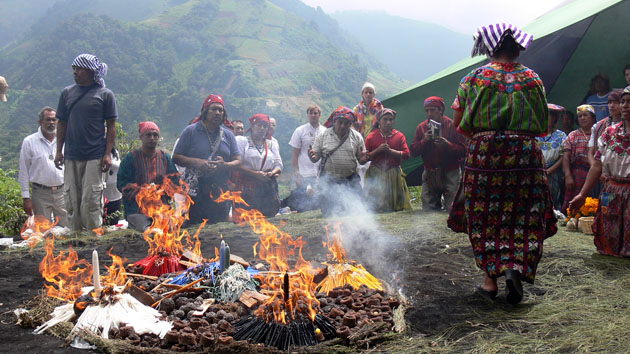 El grupo <a href='#' class='glossary-tip' title="Organización social de Contadores del Tiempo en Zunil, Quetzaltenango, Guatemala.">Komon Tohil</a> de <a href='#' class='glossary-tip' title="Personas especializadas que llevan la cuenta del calendario sagrado maya de 260 días como un sistema simbólico de valores para orientar y guiar a sus comunidades.">Ajq'ijab'</a> dirige la ceremonia <a href='#' class='glossary-tip' title="A ceremony held every 260 days by the K’iche’ people of Guatemala to celebrate a New Year in the Chol Q’ij Maya sacred calendar.">Wajxaqib' B'atz'</a>.&nbsp;<span class='italic'>Crédito de imagen:&nbsp;Tepeu Roberto Poz Salanic</span>